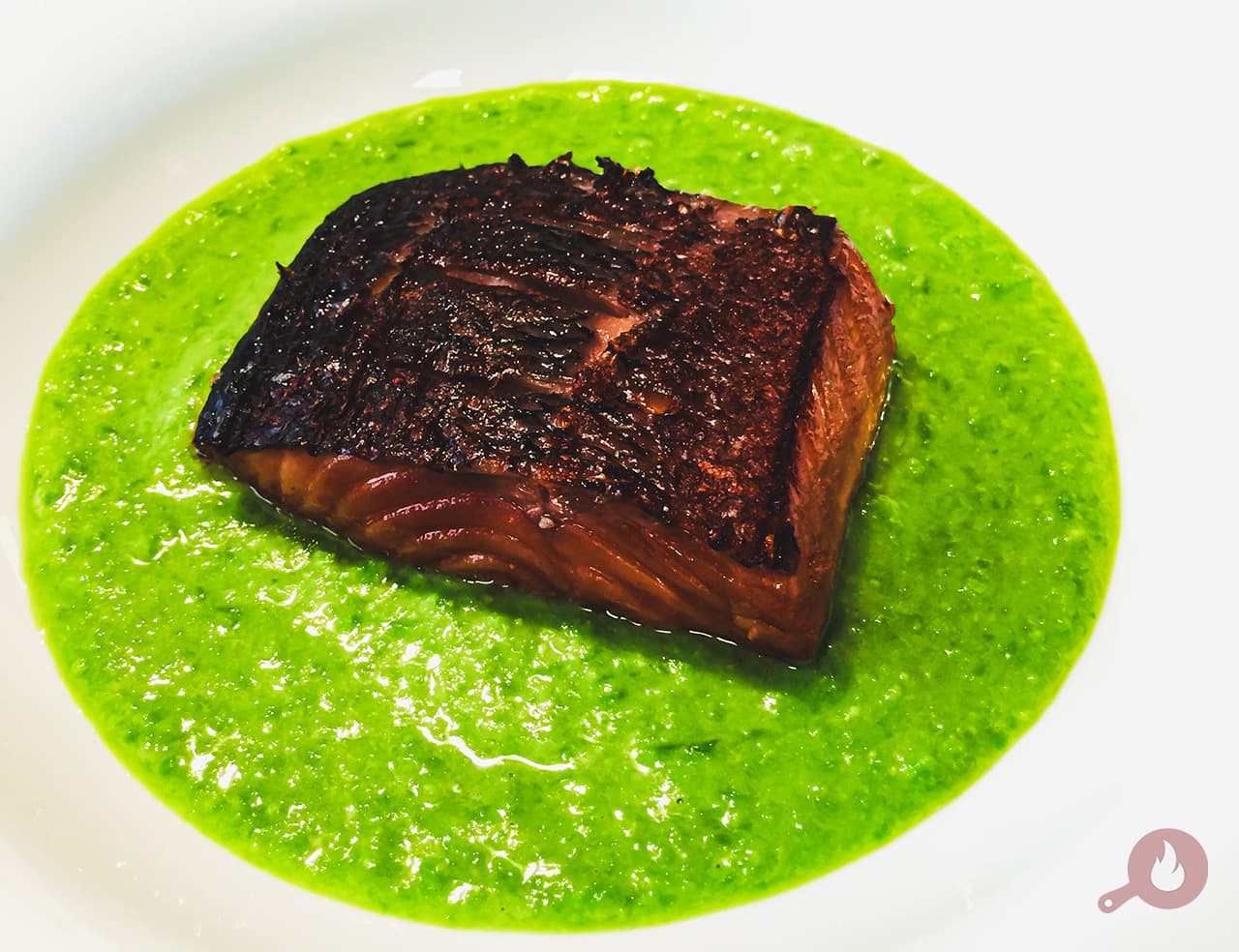 Salmão com creme de ervilha e wasabi