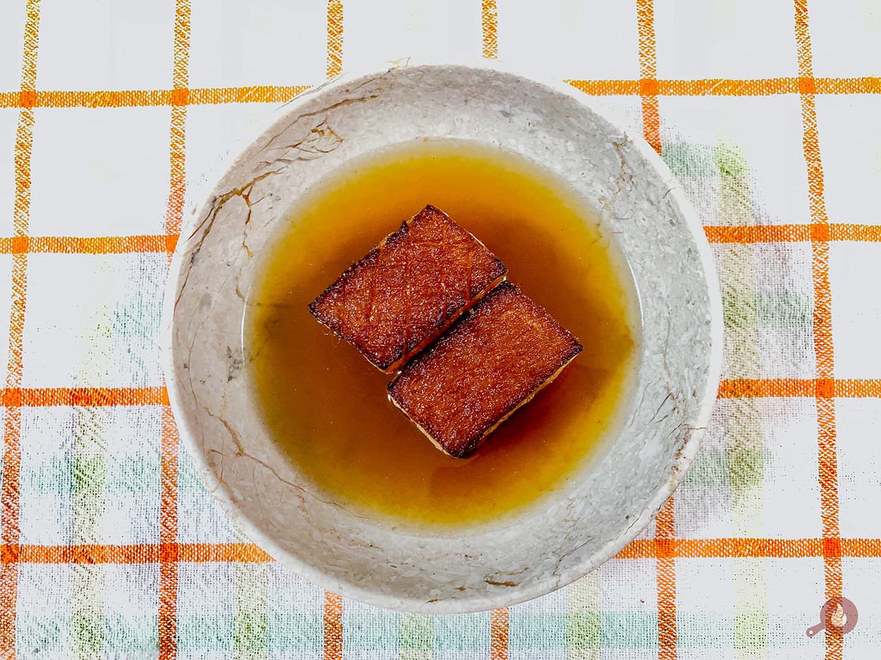 Barriga de porco com consommé de costela