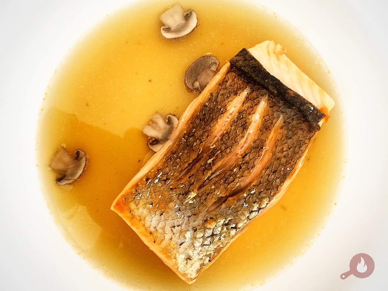 Salmão com Consommé de Tomate, Curry Verde e Cogumelos